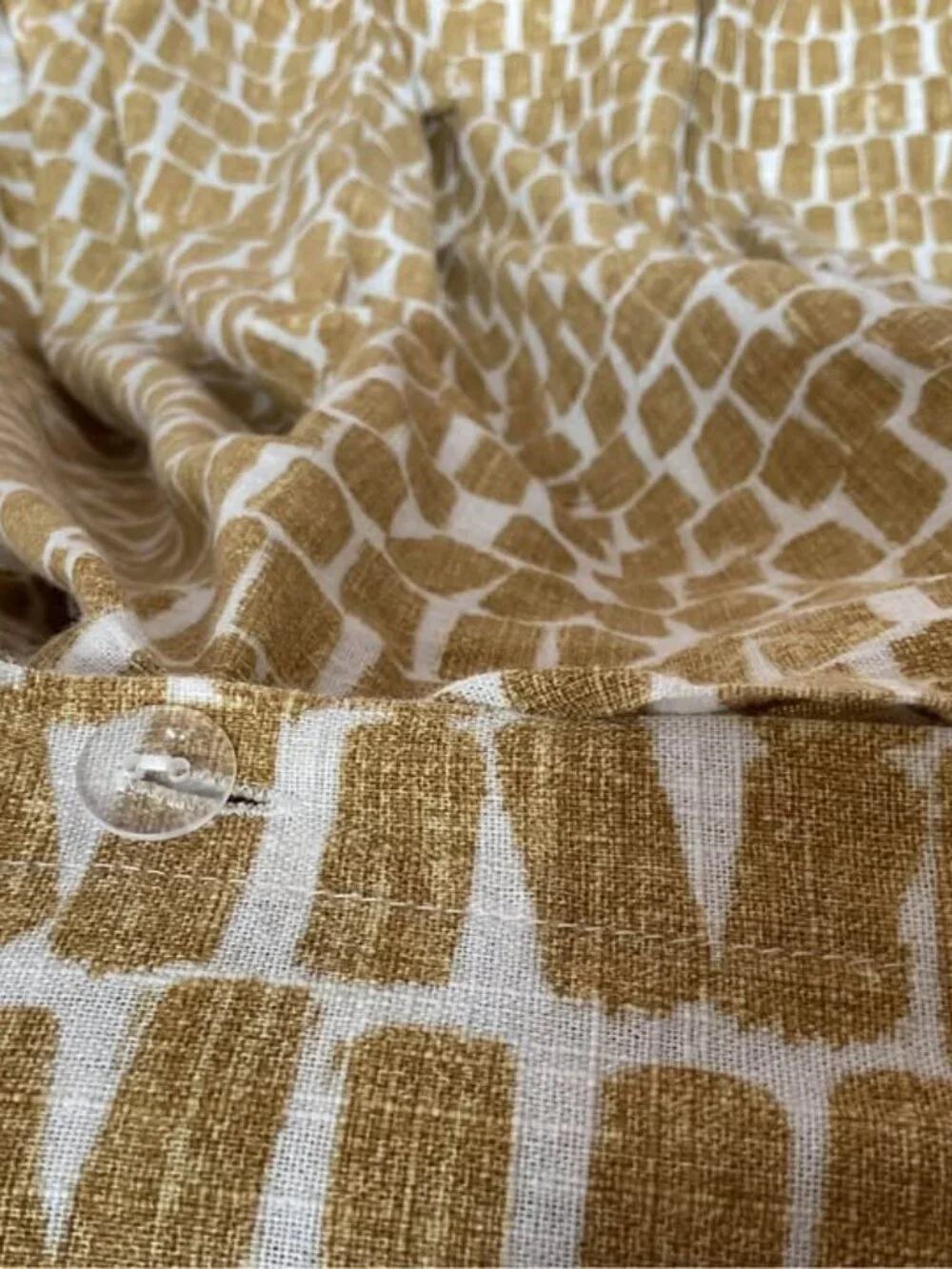 CStudio 100% Cotton Abstract Gold & Off-White Queen Duvet Cover. Clear Buttons